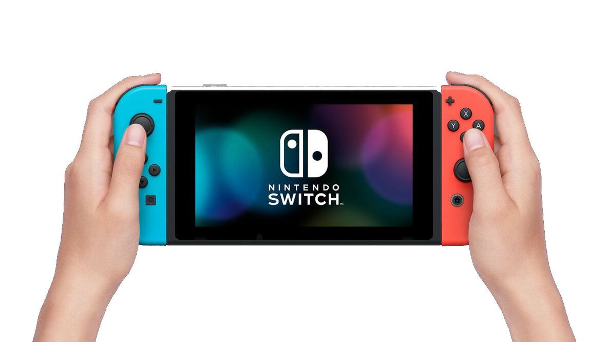 En la grabación se observa cómo el padre instruye a su hija, para que se entre a una máquina y robe una consola de videojuegos