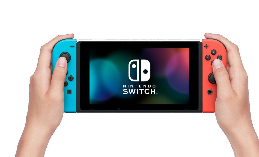 En la grabación se observa cómo el padre instruye a su hija, para que se entre a una máquina y robe una consola de videojuegos