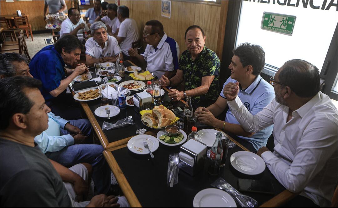 Exjugadores del equipo Cruz Azul reunidos en la cantina El Recreo en la colonia Obrera - Foto: Gabriel Pano / EL UNIVERSAL