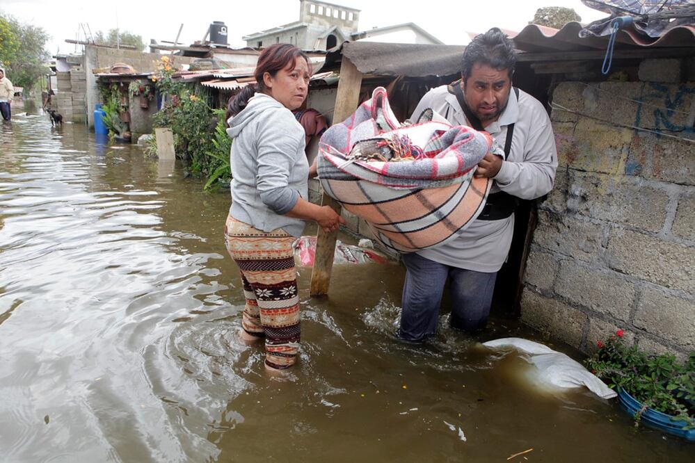 Las persistentes lluvias y aguaceros de las últimas 24 horas, provocaron el desbordamiento del río Lerma en Metepec. 