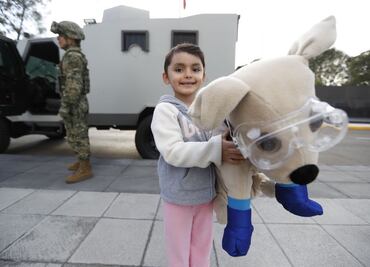 Con muñeco de Frida, niña disfruta del Festival de la Marina