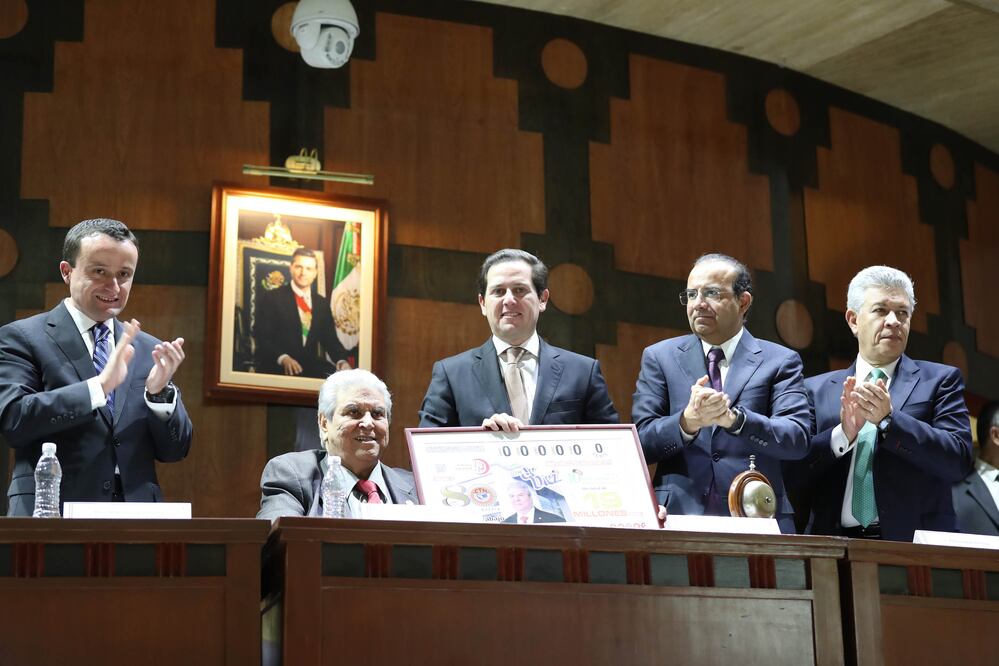 Mikel Arriola, del IMSS; Carlos Aceves, de la CTM; Pedro Pablo Treviño, de Lotenal; Alfonso Navarrete Prida, de la STPS, y David Penchyna, del Infonavit, ayer en la emisión del billete conmemorativo del 81 aniversario de la central obrera (JUAN CARLOS)