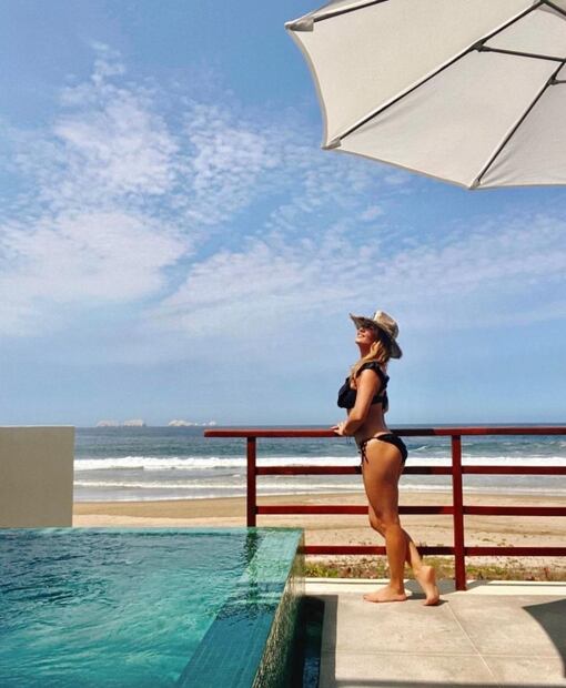 Andrea Legarreta impacta en bikini posando de espaldas