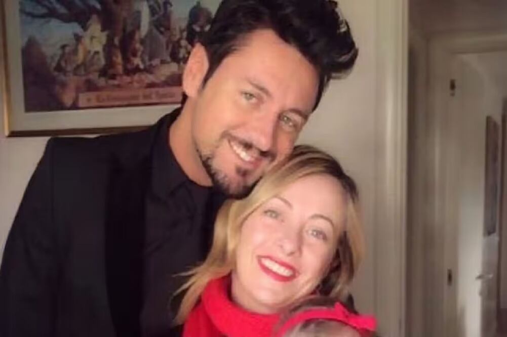Giorgia Meloni y su pareja, Andrea Giambruno, quien desató polémica con sus comentarios sobre la violación de mujeres. FOTO: ESPECIAL