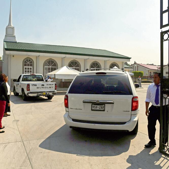 Dentro de la iglesia, el féretro de la estudiante fue colocado en medio de 14 arreglos florales. Por su religión, no había cruces ni fotografías; no se rezaron rosarios y tampoco hubo llanto, más que el de su madre. ARMANDO MARTÍNEZ. EL UNIVERSAL
