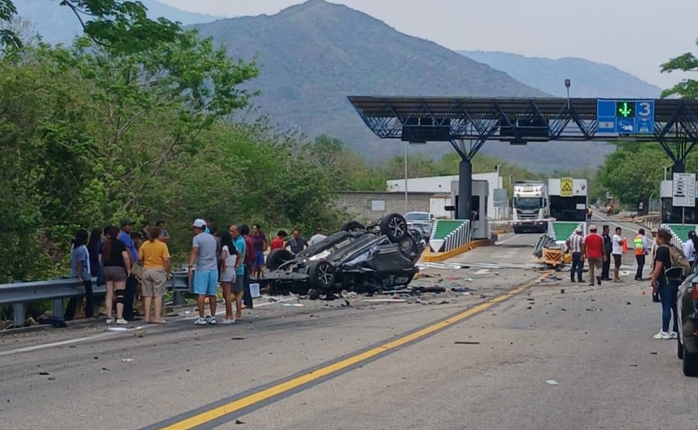 Tráiler sin frenos provoca choque en caseta de Arriaga, Chiapas; seis personas resultan lesionadas.
Foto: Especial.