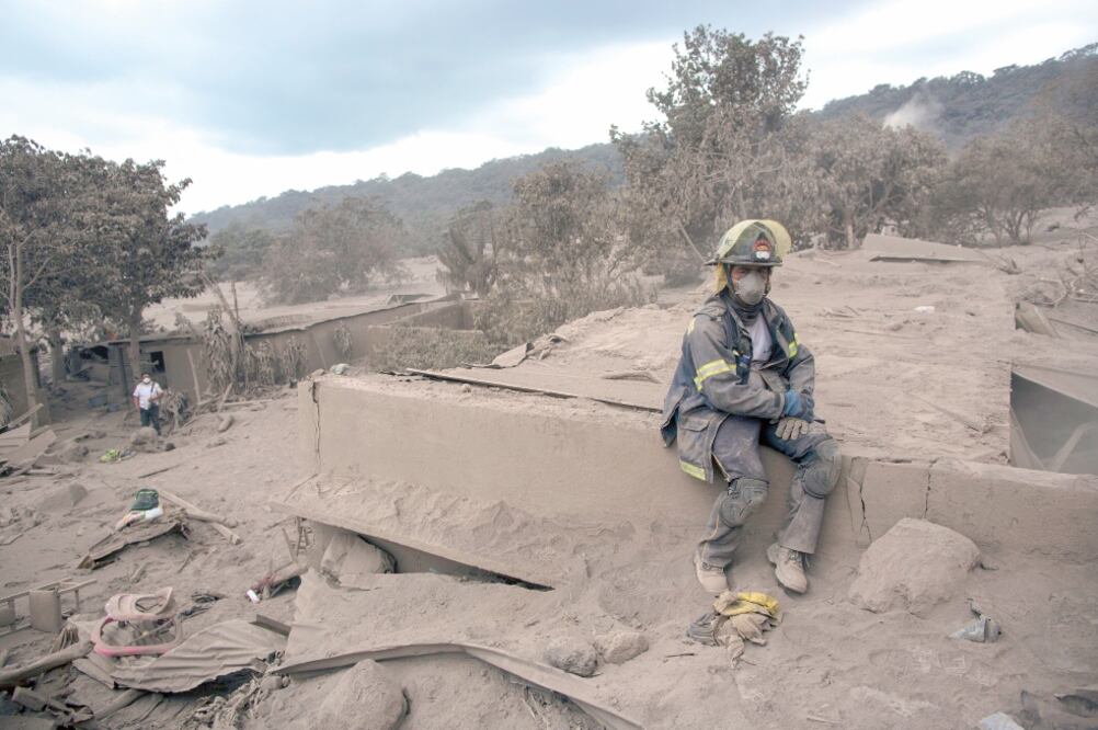 Un bombero descansa entre cenizas volcánicas, en El Rodeo (RODRIGO ABD. AP)