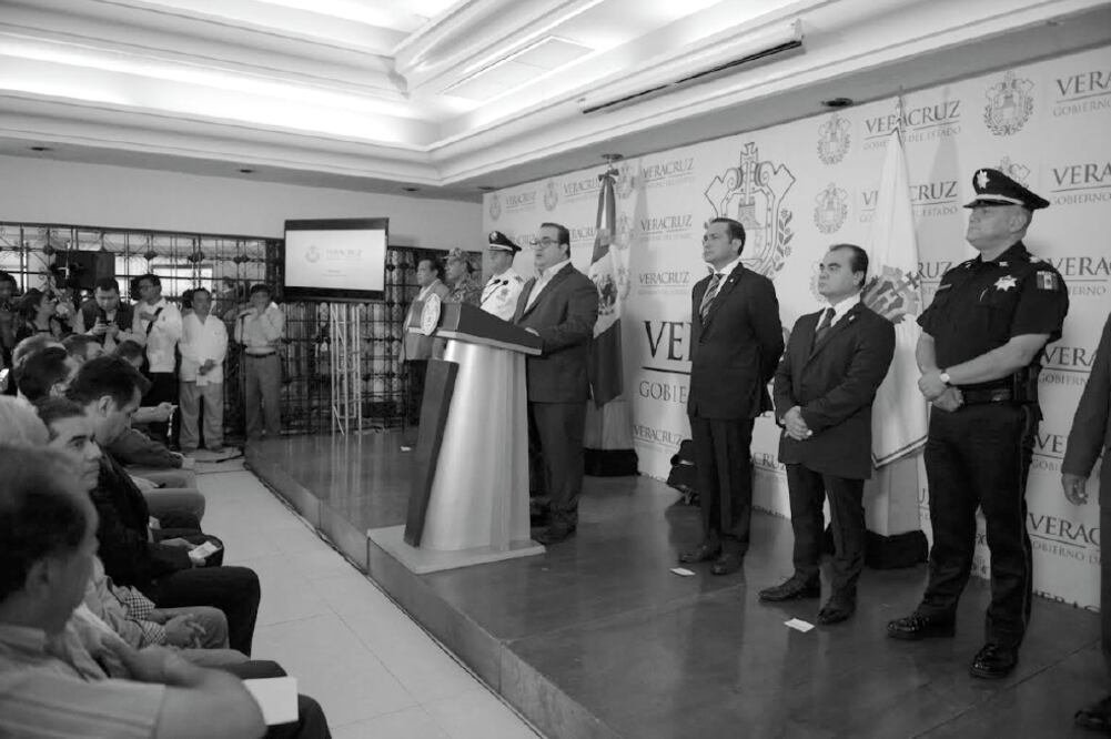 El gobernador Javier Duarte de Ochoa reconoció el trabajo realizado por la Fiscalía estatal, cuyas investigaciones y operativos tácticos de inteligencia permitieron capturar a ocho sujetos (ESPECIAL)