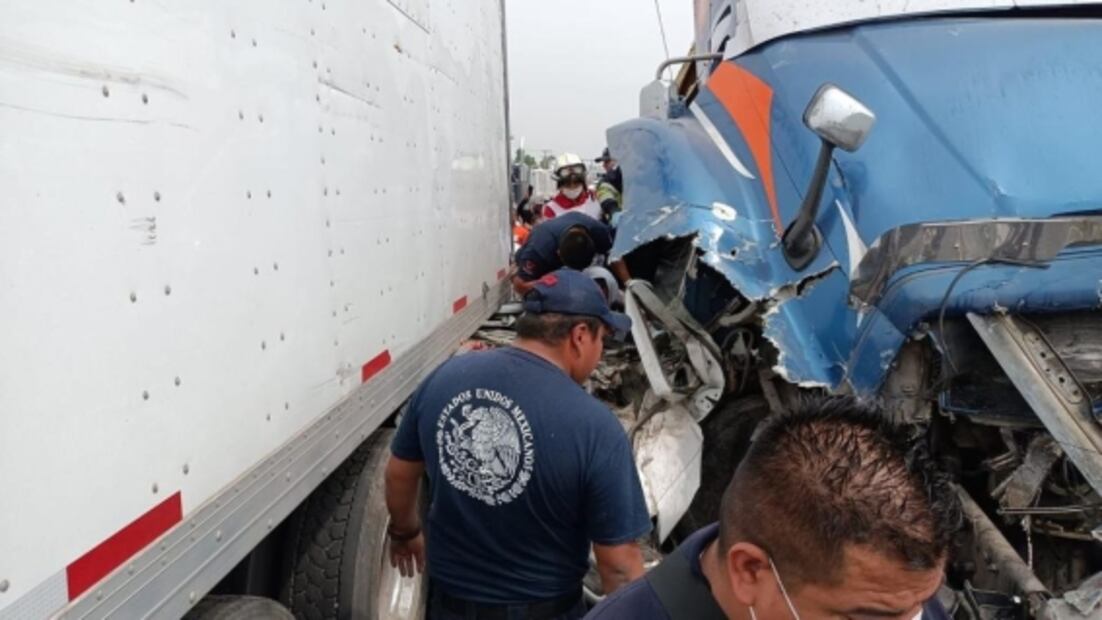 Choca camión con carga de papas y habitantes hacen rapiña de costales