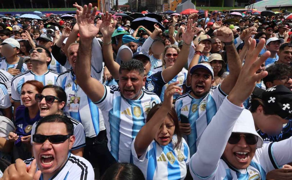 Aficionados presencian el duelo entre Inglaterra y Argentina en el Zócalo capitalino. Foto: Luis Camacho / EL UNIVERSAL