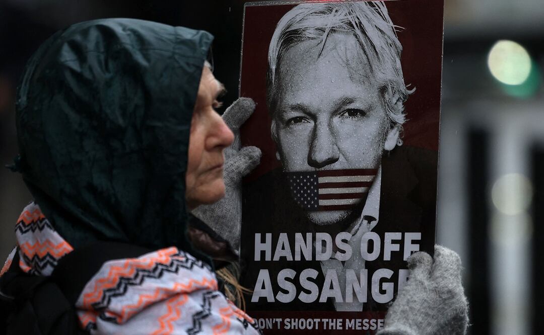 Los manifestantes sostienen pancartas mientras protestan frente a los Tribunales Reales de Justicia, el Tribunal Superior de Gran Bretaña, en el centro de Londres, en el segundo día de una apelación del Reino Unido por parte del fundador de WikiLeaks, Julian Assange, contra su extradición a Estados Unidos. Foto: AFP