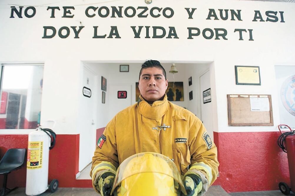 Los años de experiencia en la estación de bomberos de Cuernavaca le han enseñado a Carlos Camacho, de 26 años, no sólo a combatir las llamas, sino también a rescatar personas. Foto: TONY RIVERA. EL UNIVERSAL