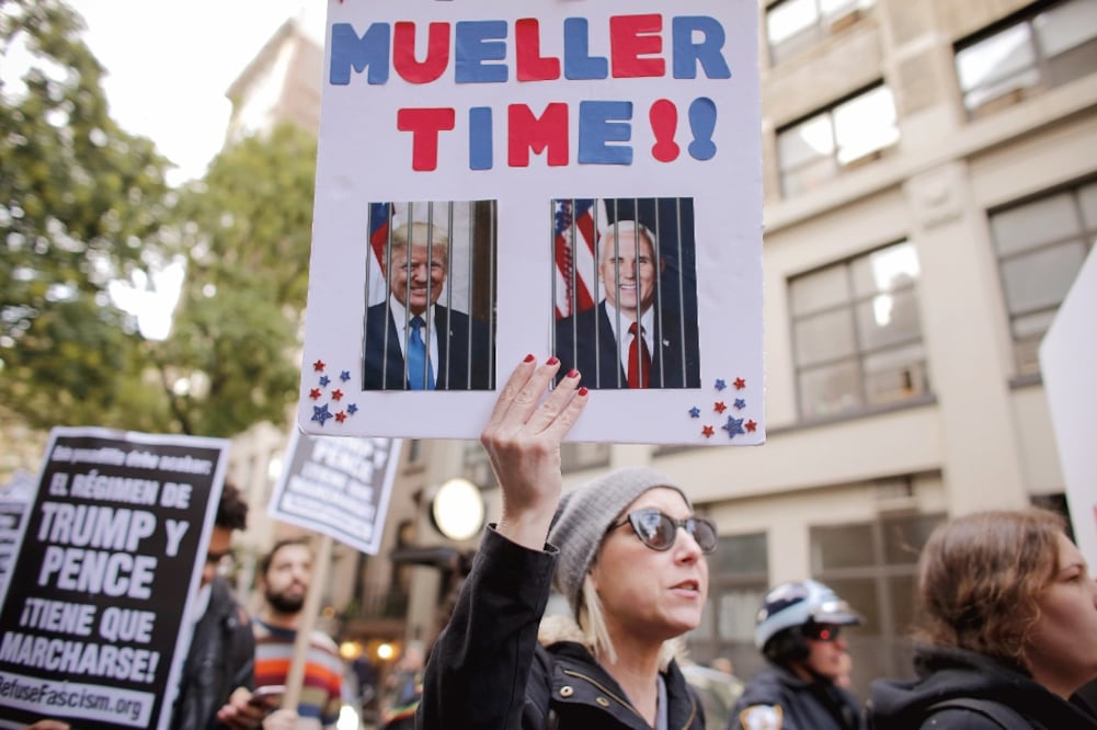 Manifestantes salieron ayer en varias ciudades del país, incluyendo Nueva York, para protestar contra el gobierno de Trump, a casi un año de su triunfo electoral, y exigir su destitución por el Rusiagate (AFP)