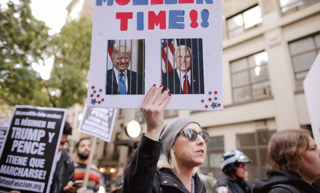 Manifestantes salieron ayer en varias ciudades del país, incluyendo Nueva York, para protestar contra el gobierno de Trump, a casi un año de su triunfo electoral, y exigir su destitución por el Rusiagate (AFP)