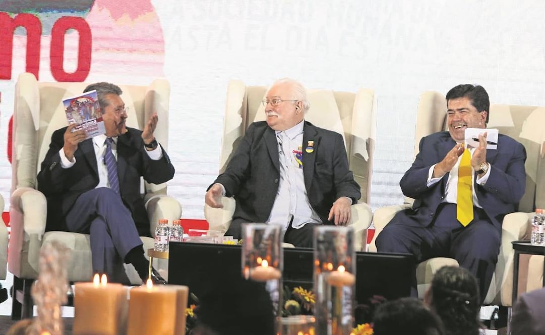 El senador Ricardo Monreal; Lech Walesa, Premio Nobel, y Pedro Haces, autor de Breve crónica del sindicalismo en México. Foto: Carlos Mejía/ EL UNIVERSAL