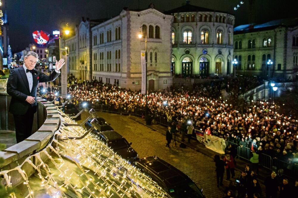 El presidente colombiano Juan Manuel Santos, ganador del Premio Nobel de la Paz, saluda a la gente que fue a felicitarlo al Grand Hotel, en Oslo (EFE)