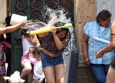 Semana Santa 2025; ¿qué significa el Sábado de Gloria y cómo surgió la costumbre de mojarse en esta fecha?