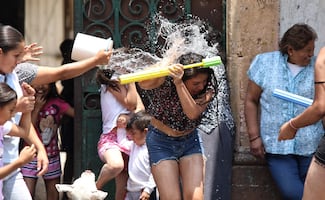 Semana Santa 2026: ¿qué significado tiene el Sábado de gloria?; así nació la costumbre de mojarse este día