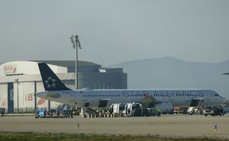 Avión procedente de Turquía aterriza de emergencia Barcelona por amenaza de bomba; inspeccionan a los pasajeros uno a uno