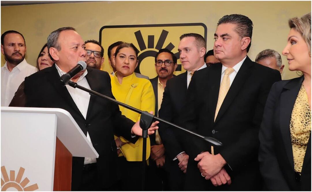 Luis Cházaro aseguró a la precandidata presidencial del frente, Xóchitl Gálvez, que seguirá con los amarillos y en el frente opositor. Foto: Especial