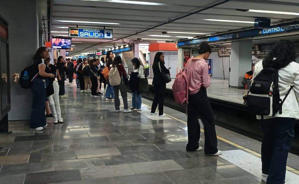 Retrasos en el Metro de la CDMX generan desesperación entre usuarios; trenes tardan hasta 9 minutos en pasar.
Foto: Gisela González Granados