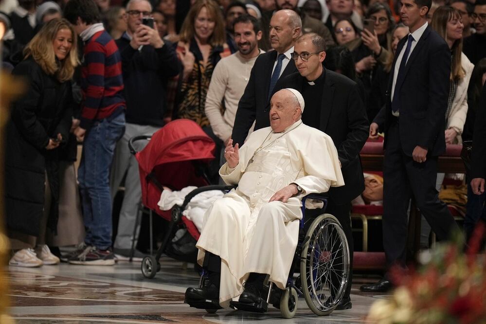 El papa Francisco llega para presidir las Vísperas de Nochevieja y las celebraciones del Te Deum, en la Basílica de San Pedro del Vaticano, el martes 31 de diciembre de 2024. FOTO: ANDREW MEDICHINI. AP