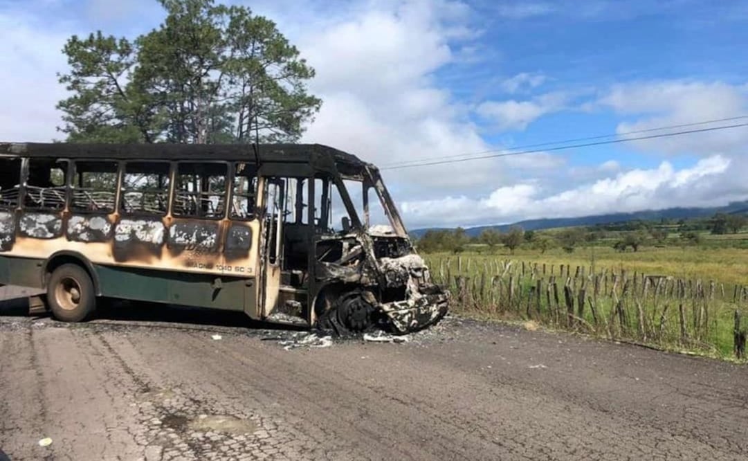 Los criminales también incendiaron un camión de pasajeros para obstruir el paso. Foto: Especial