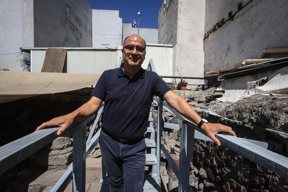 Entrevista con el arqueólogo Leonardo López Luján en la zona de excavación del Templo Mayor. Foto: Gabriel Pano /El Universal