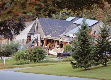 Massachusetts revisa daños, tras explosiones