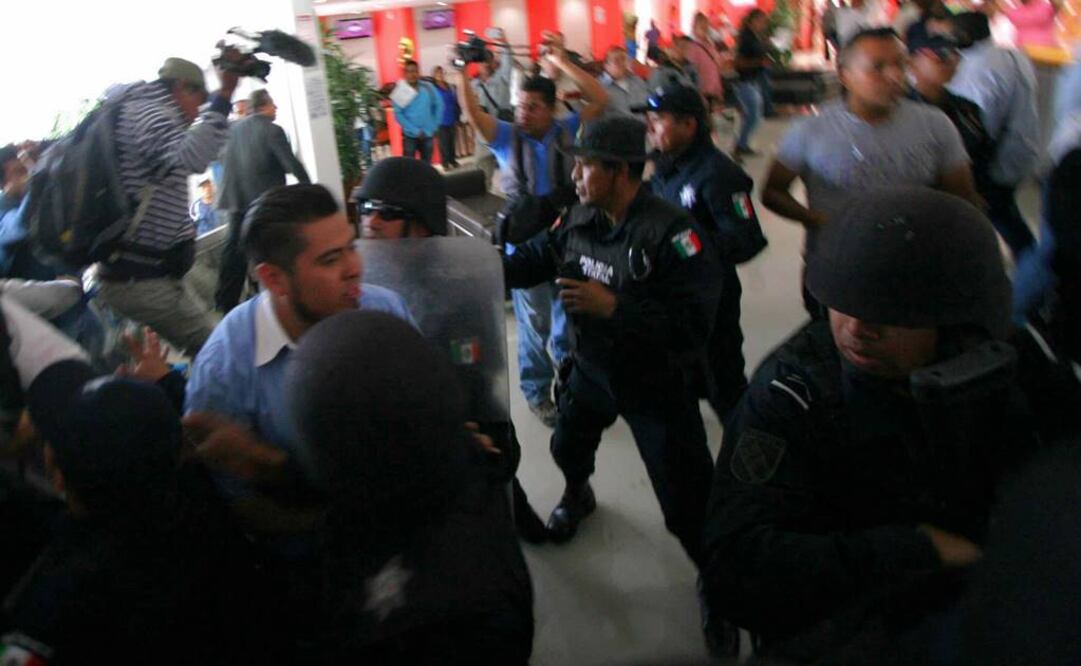 Previo a la votación, se registró una gresca donde se lanzaron gases lacrimógenos. Fotografía: Cuartoscuro
