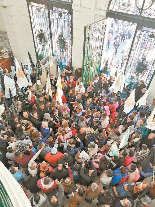 Los manifestantes afirmaron que fueron citados por los diputados locales de Morena Valentna Batres y Ricardo Ruiz Suárez. Foto/Especial