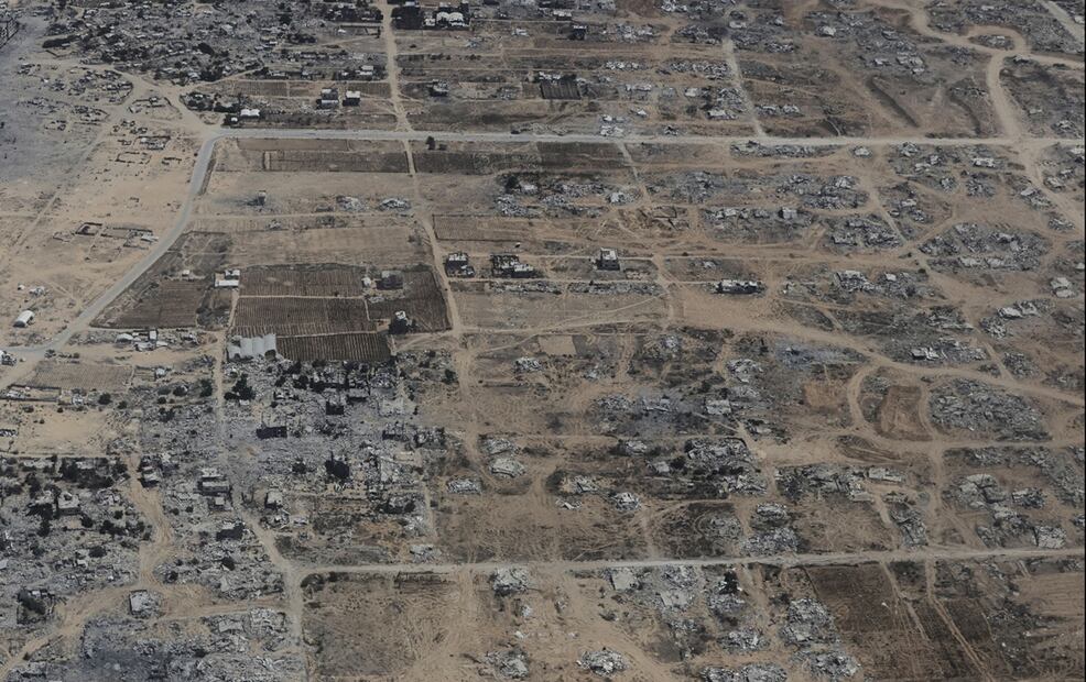 Edificios destruidos en la Franja de Gaza vistos desde un avión C-130 de la Fuerza Aérea Jordana, el 7 de agosto de 2025. Foto: AP