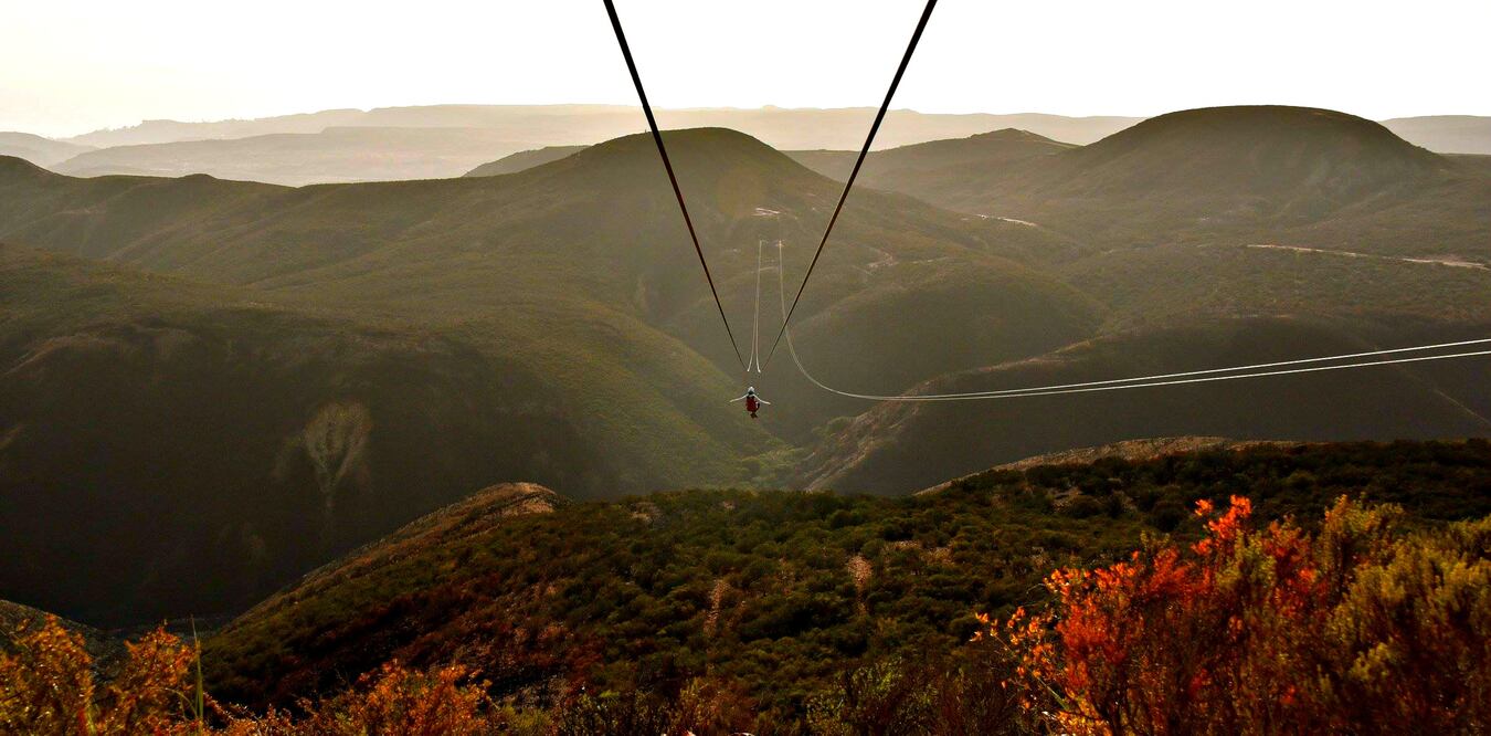Tirolesa de la vinícola Cuatro Cuatros, en el Valle de Guadalupe. (Foto: Desert Nest Baja)