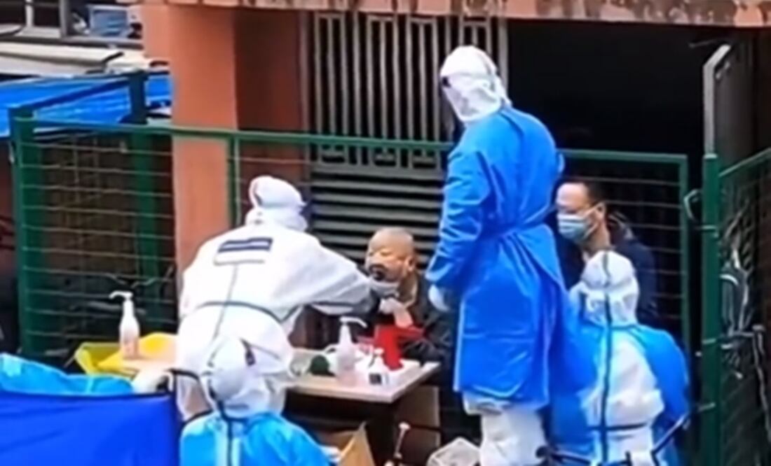China endurece su estricto enfoque de “cero-COVID” en su ciudad más grande a pesar de las crecientes quejas de los residentes. Foto: Tomada del video