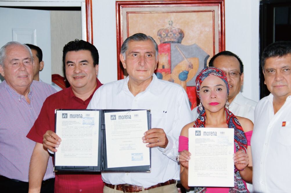 Formaliza ción. El abanderado de la coalición Juntos Haremos Historia (Morena-PT-PES) fue respaldado por militantes, empresarios y líderes estatales (LUMA LÓPEZ. EL UNIVERSAL)