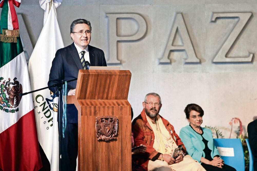 El presidente de la CNDH, Raúl González Pérez, inauguró ayer el Foro Mundial por los Derechos de la Madre Tierra (JUAN CARLOS REYES GARCÍA. EL UNIVERSAL)