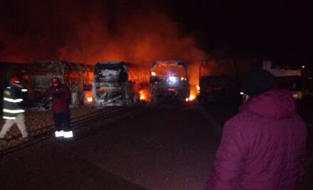 Incendio consume 11 camiones de pasajeros en una central de autobuses del Edomex