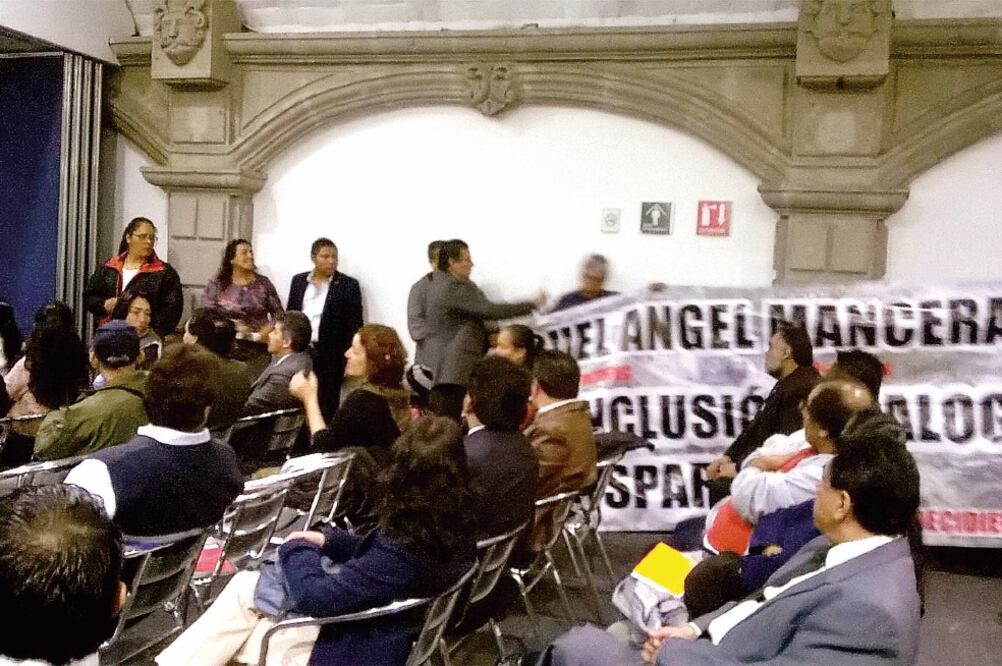 Ayer, durante el Foro, vecinos protestaron en contra del jefe de gobierno capitalino (Especial)