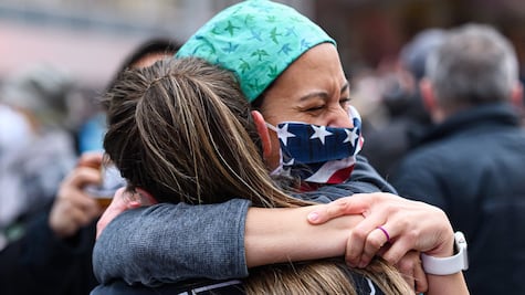 El origen ancestral de la necesidad de contacto físico y cómo su ausencia afecta la felicidad