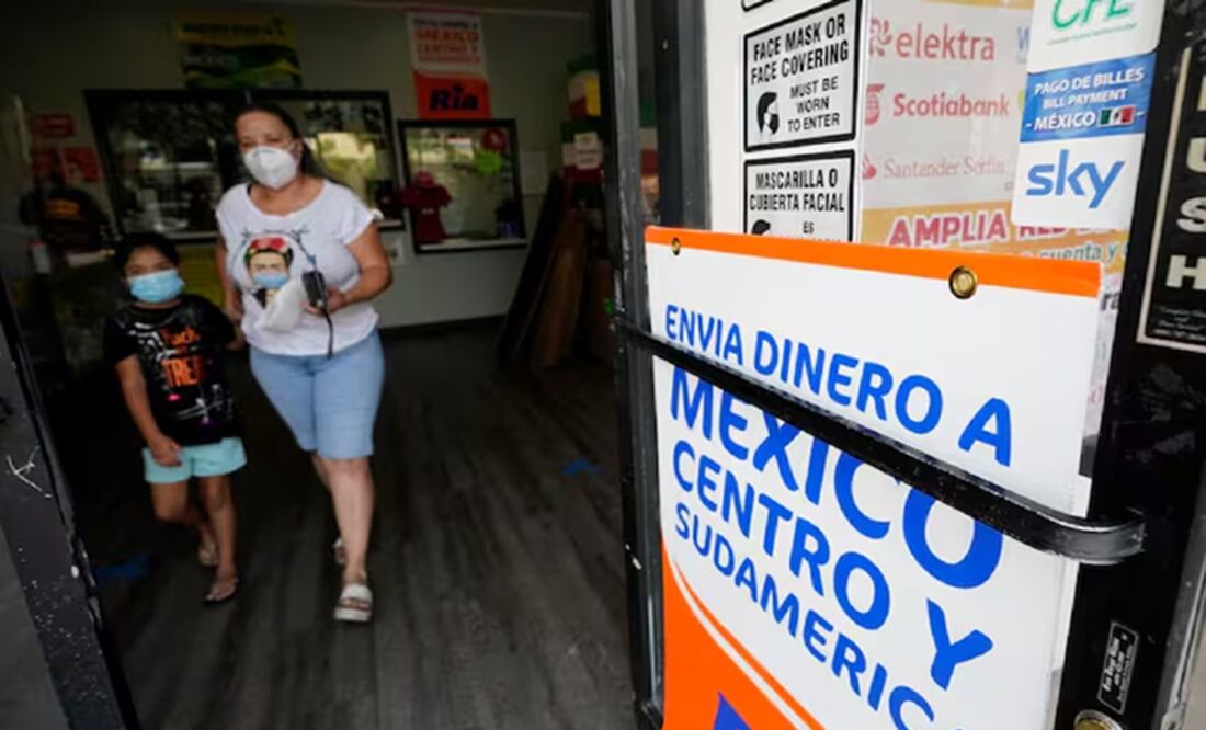 Exhortan a CNBV reducir comisiones por envío de remesas. FOTO: GREGORY BULL. AP
