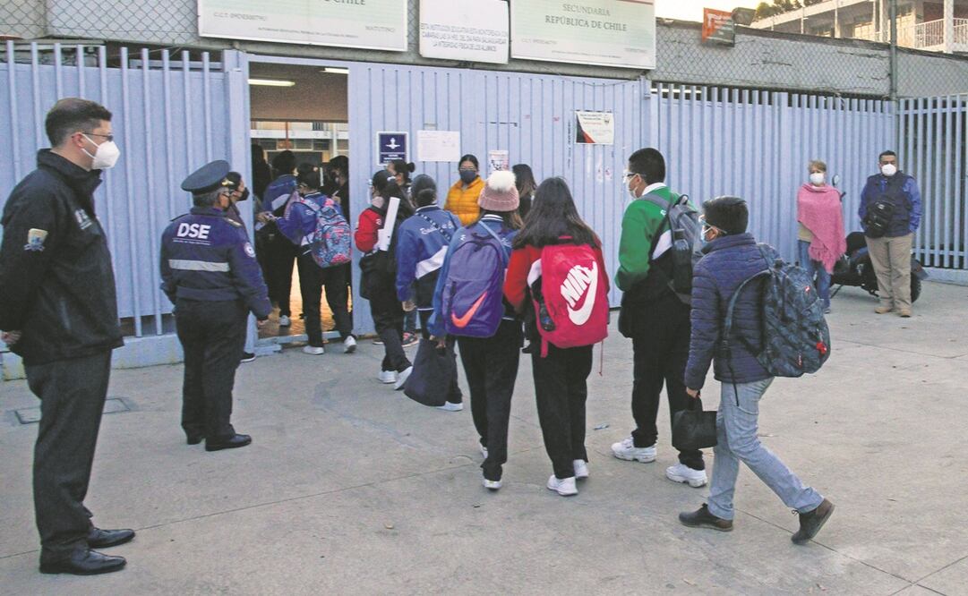 Elementos de la policía realizaron un operativo de vigilancia en la secundaria República de Chile, luego de que el lunes un alumno ingresó un arma de fuego. Foto: CUARTOSCURO