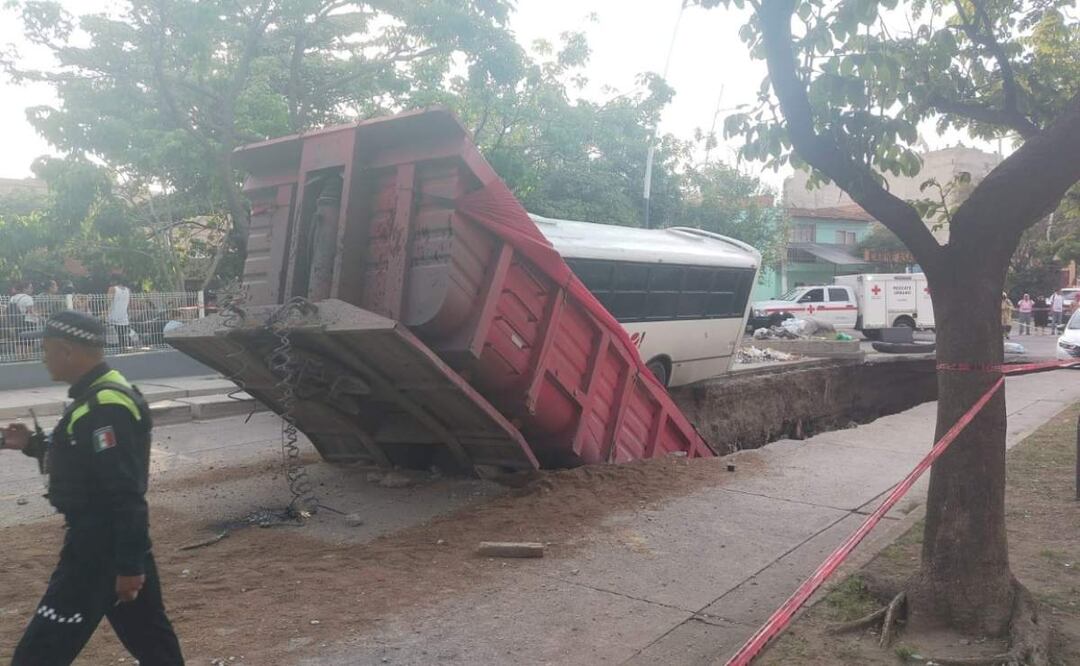 El mega socavón de unos 3 metros de profundidad y 15 metros de largo, se abrió repentinamente en Guadalajara, Jalisco (04/07/2025). Foto: Bomberos de Guadalajara