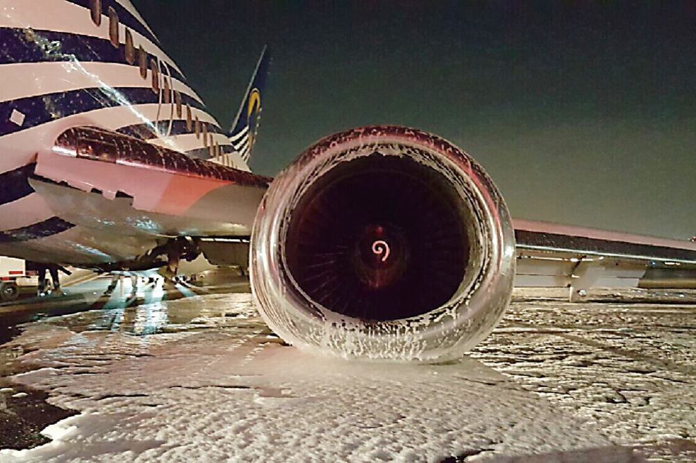 Alrededor de las 18:26 horas, la aeronave sufrió un colapso en su tren principal al momento de realizar su aterrizaje en el Aeropuerto Internacional de la Ciudad de México (CORTESÍA DE LAURA VILLANUEVA)
