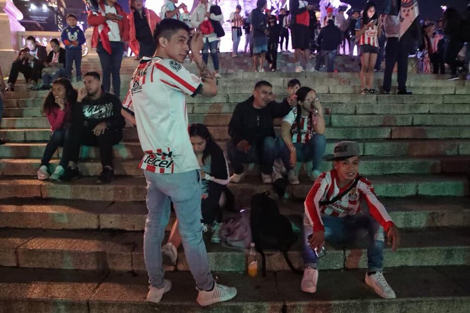 Aspectos de aficionados de Chivas que esperaban el festejo en el Ángel de la Independencia, Foto: Fernanda Rojas