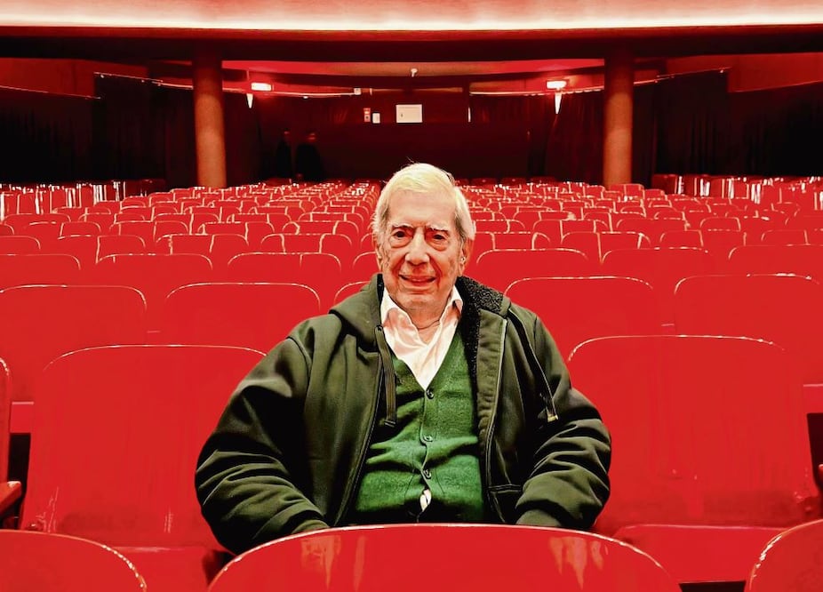 El escritor Mario Vargas Llosa asistió al teatro Marsano, en Lima, a ver la adaptación de ¿Quién mató a Palomino Molero?, en 2024./ LA NACIÓN/ Yolanda Vaccaro