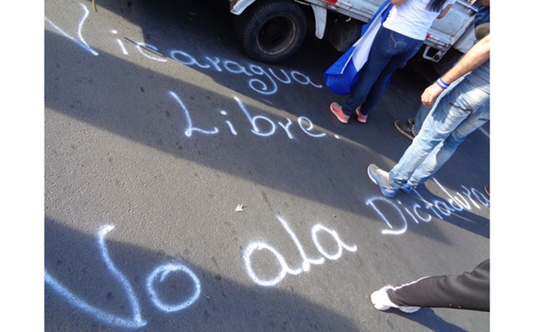 Varias nicaragüenses transitan por una calle de Managua en una marcha antigubernamental convocada en agosto por la oposición cívica de Nicaragua. Foto: José Meléndez