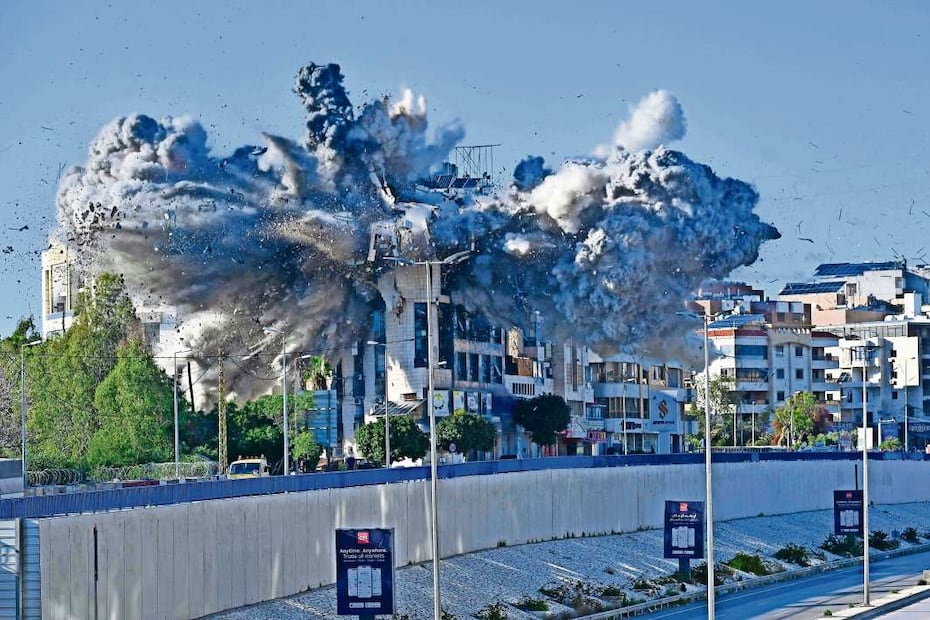 Humo sobre la carretera al aeropuerto de Beirut: un episodio más en una cadena de
(Photo by FADEL itani / AFP)