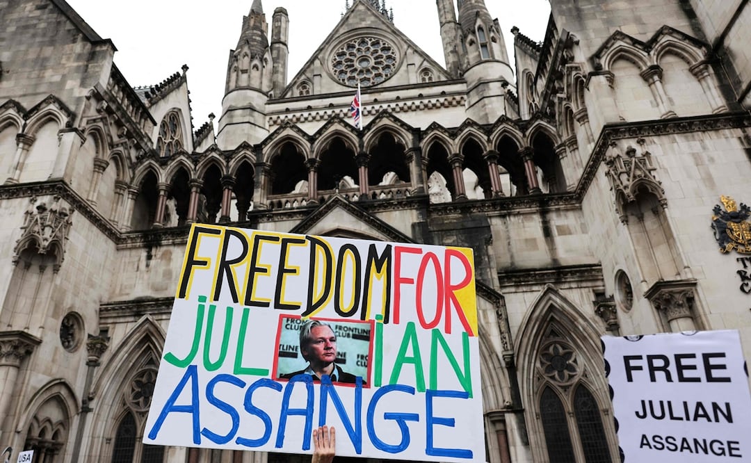Un manifestante sostiene un cartel que dice "Libertad para Julian Assange" durante una protesta frente a los Tribunales Reales de Justicia, el Tribunal Superior de Gran Bretaña, en el centro de Londres. Foto: AFP