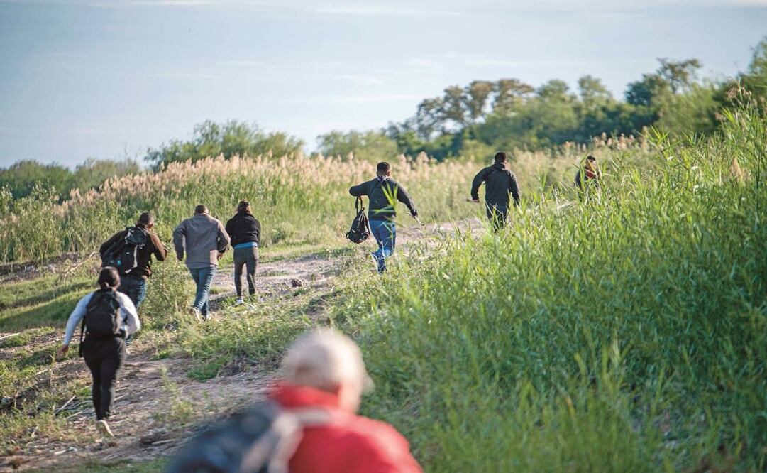 Un grupo de migrantes, al buscar cruzar el río Bravo en Piedras Negras, Coahuila, el 16 de noviembre pasado. Foto: Archivo/AFP