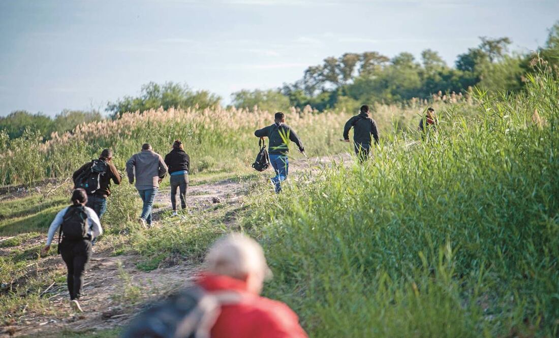 Un grupo de migrantes, al buscar cruzar el río Bravo en Piedras Negras, Coahuila, el 16 de noviembre pasado. Foto: Archivo/AFP